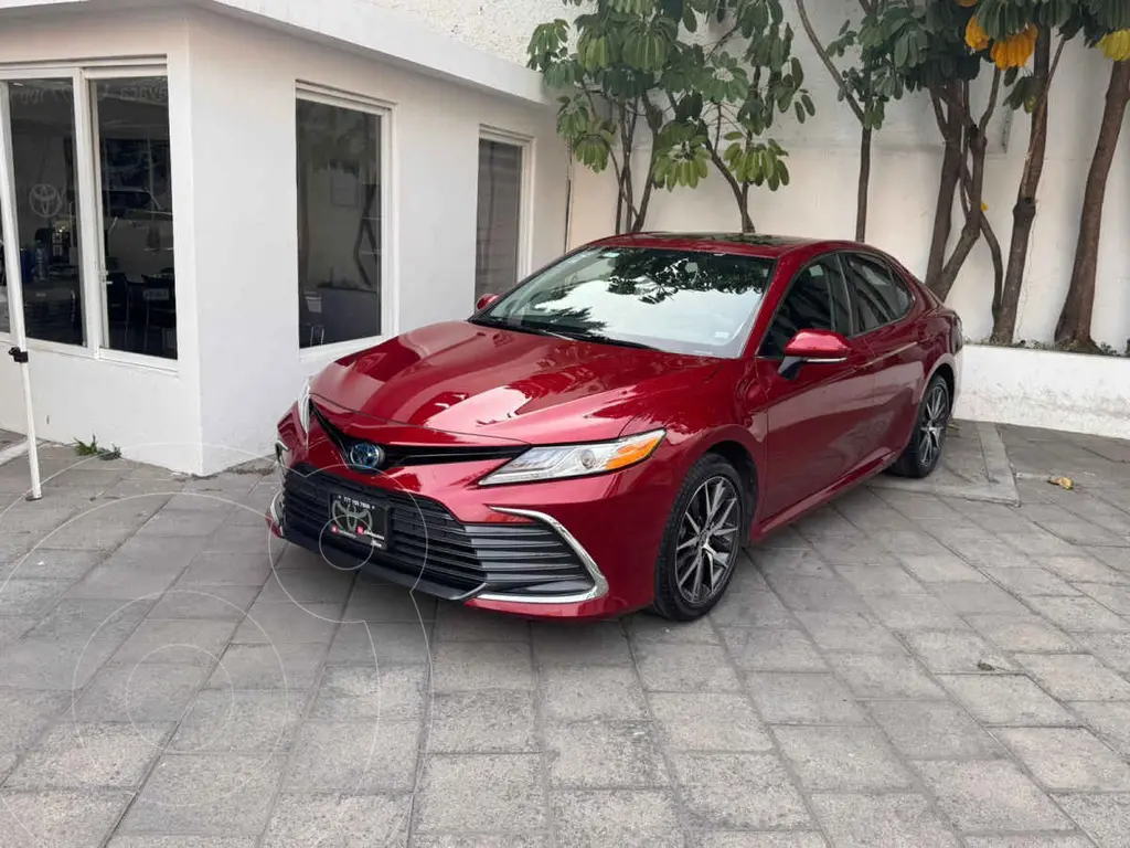 foto Toyota Camry HEV XLE usado (2022) color Rojo precio $495,000