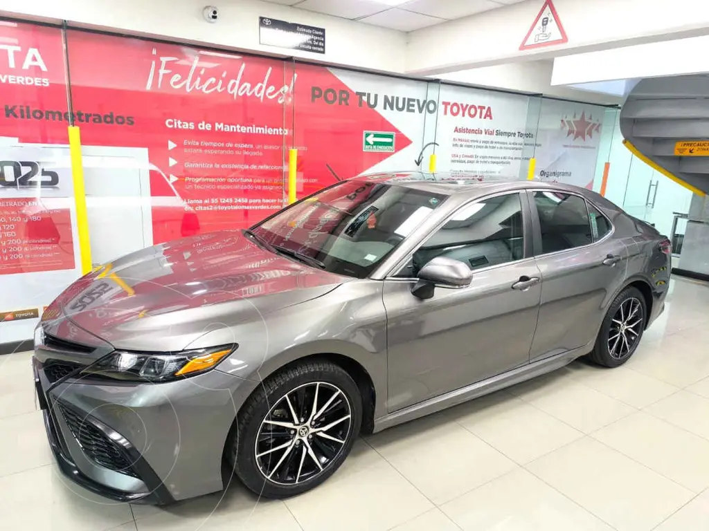 foto Toyota Camry SE 2.5L usado (2020) color Plata precio $358,000