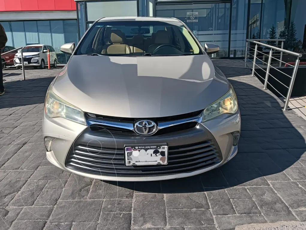 foto Toyota Camry XLE 2.5L Navegación usado (2015) color Dorado precio $195,000