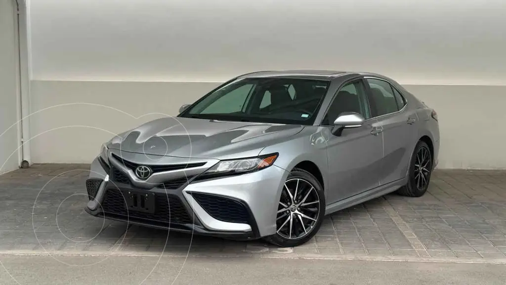 foto Toyota Camry SE usado (2022) color Plata precio $390,000
