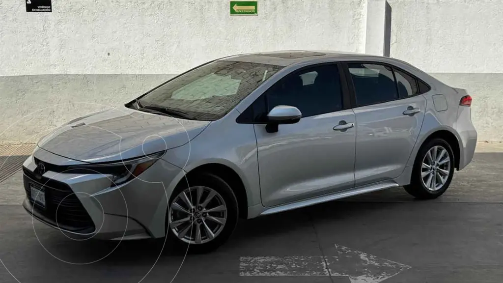 foto Toyota Corolla XLE Aut usado (2023) color Plata precio $439,000