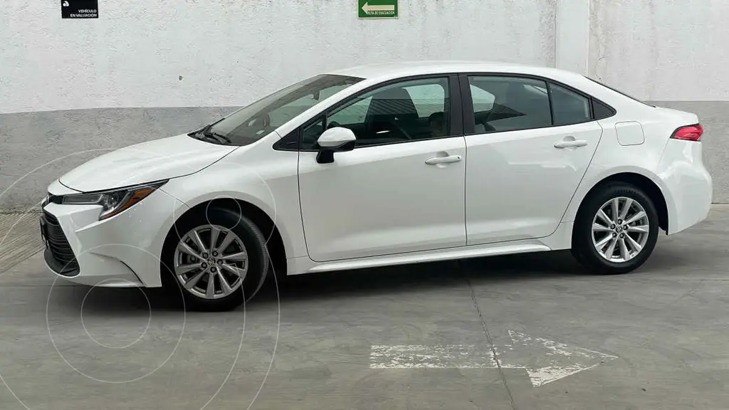 foto Toyota Corolla LE Aut usado (2024) color Blanco precio $428,000