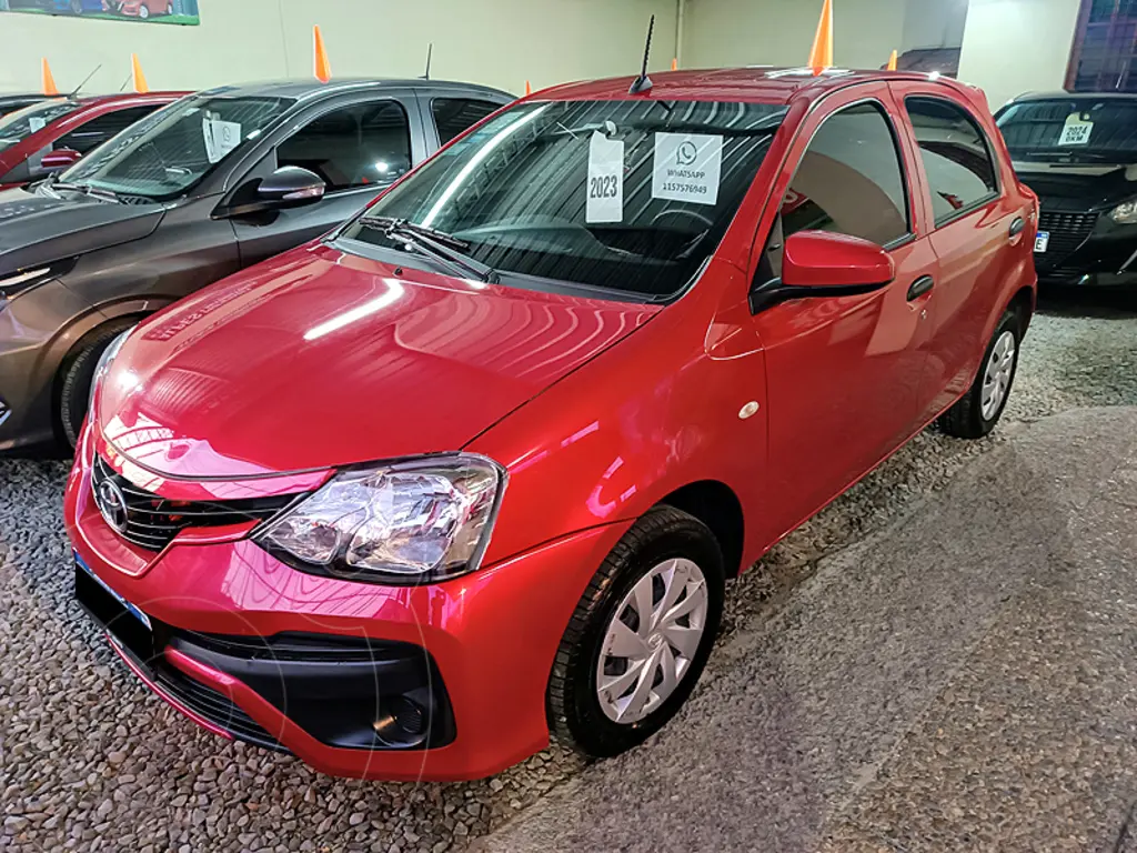 Toyota Etios Hatchback X usado (2023) color Rojo precio u$s17.600