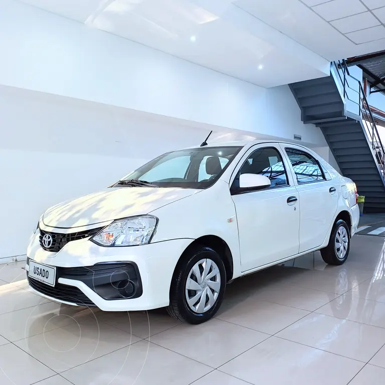 foto Toyota Etios Hatchback X usado (2019) color Blanco precio $20.000.000
