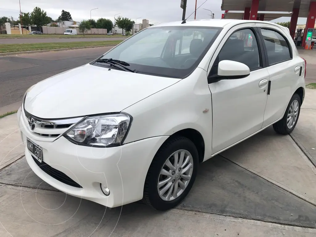 foto Toyota Etios Hatchback XLS usado (2014) color Blanco precio $15.900.000