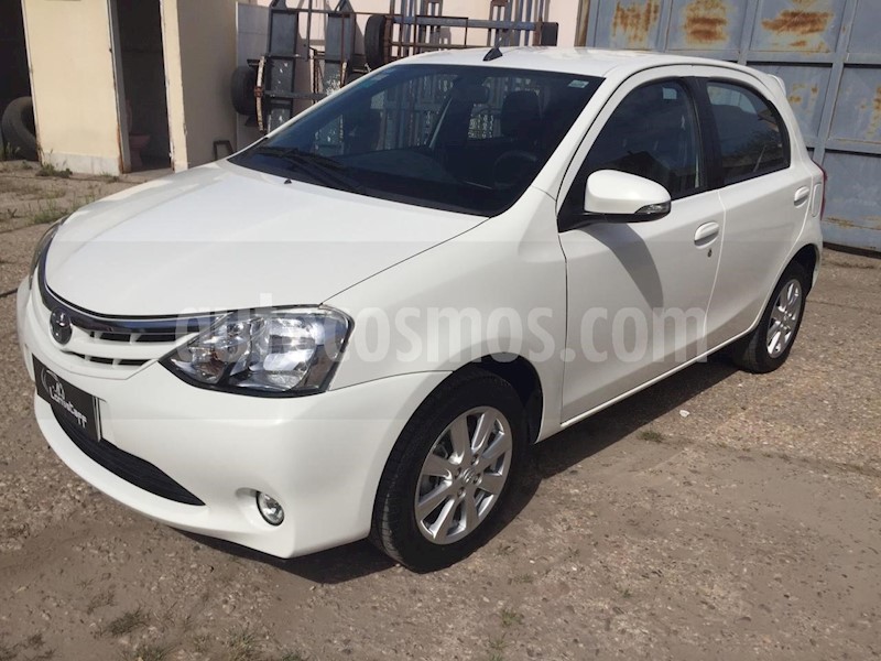 foto Toyota Etios Hatchback XLS 2016/17 usado (2016) color Blanco precio $630.000