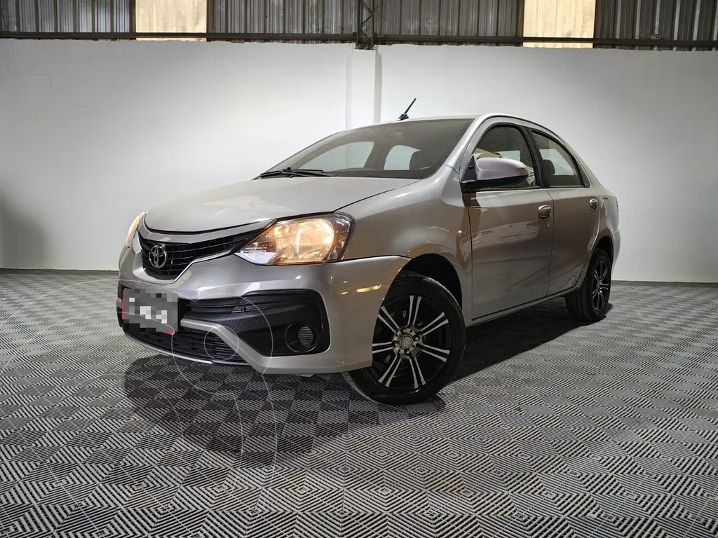 foto Toyota Etios Sedán XS usado (2017) color Gris Plata precio $17.150.000