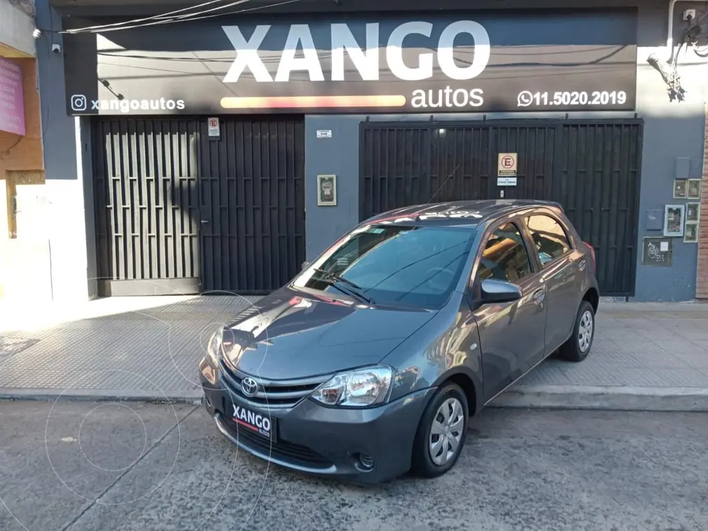 foto Toyota Etios Sedán XS usado (2013) color Gris precio u$s11.000