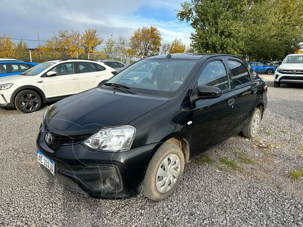 foto Toyota Etios Sedán X usado (2020) color Negro precio $17.500.000