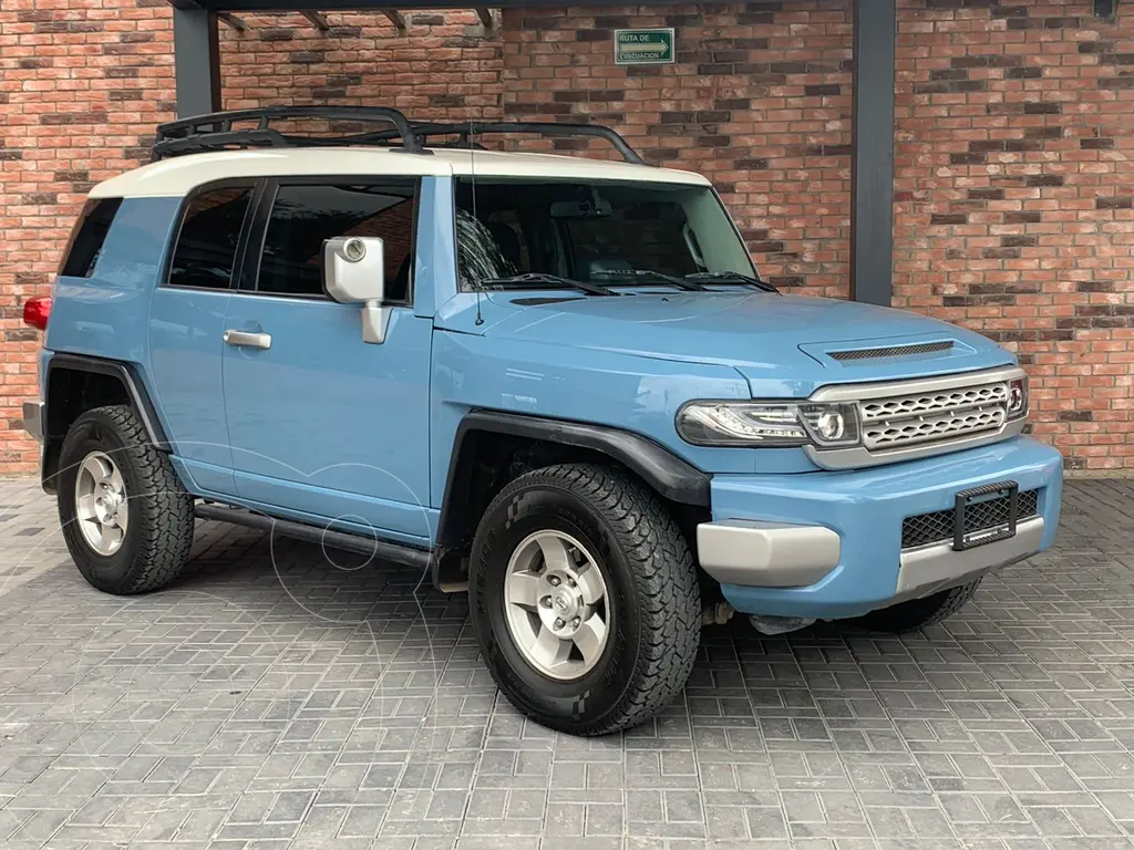Toyota FJ Cruiser Premium usado (2010) color Azul Cielo precio $498,000
