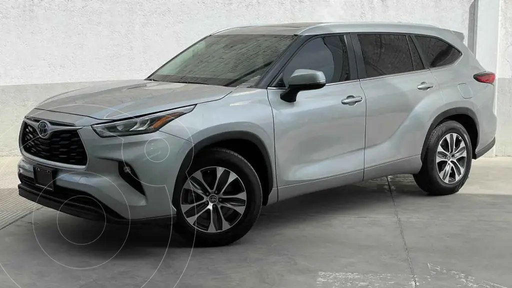 foto Toyota Highlander XLE usado (2023) color Plata precio $739,000