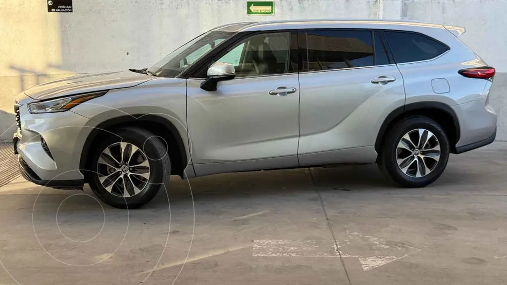 foto Toyota Highlander XLE usado (2022) color Plata precio $699,000