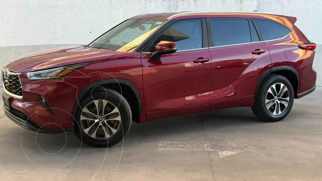foto Toyota Highlander XLE usado (2023) color Rojo precio $759,000