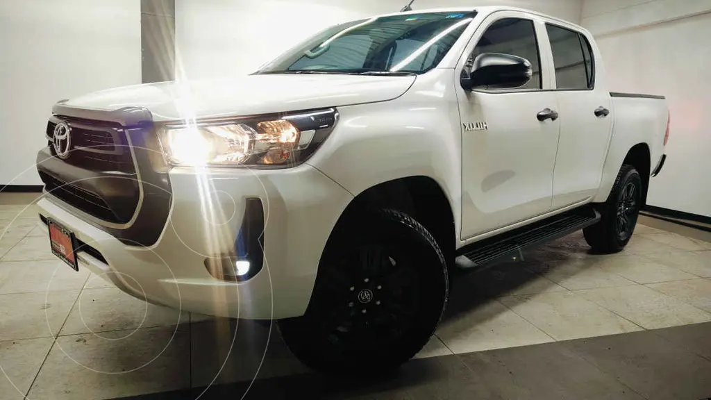 foto Toyota Hilux Cabina Doble SR usado (2024) color Blanco precio $530,000