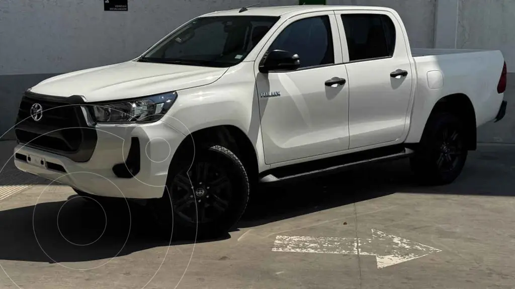 foto Toyota Hilux Cabina Doble SR usado (2024) color Blanco precio $529,000