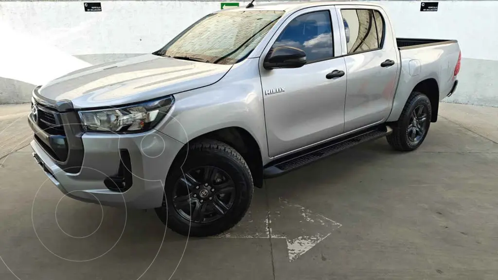 foto Toyota Hilux Cabina Doble SR usado (2025) color Plata precio $545,000