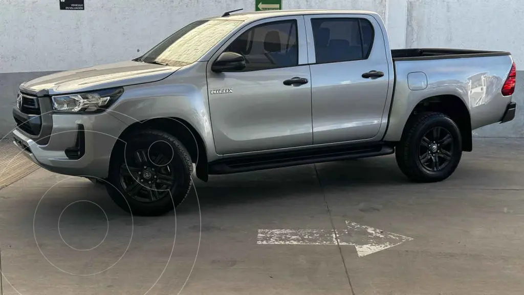 foto Toyota Hilux Cabina Doble SR usado (2023) color Plata precio $519,000