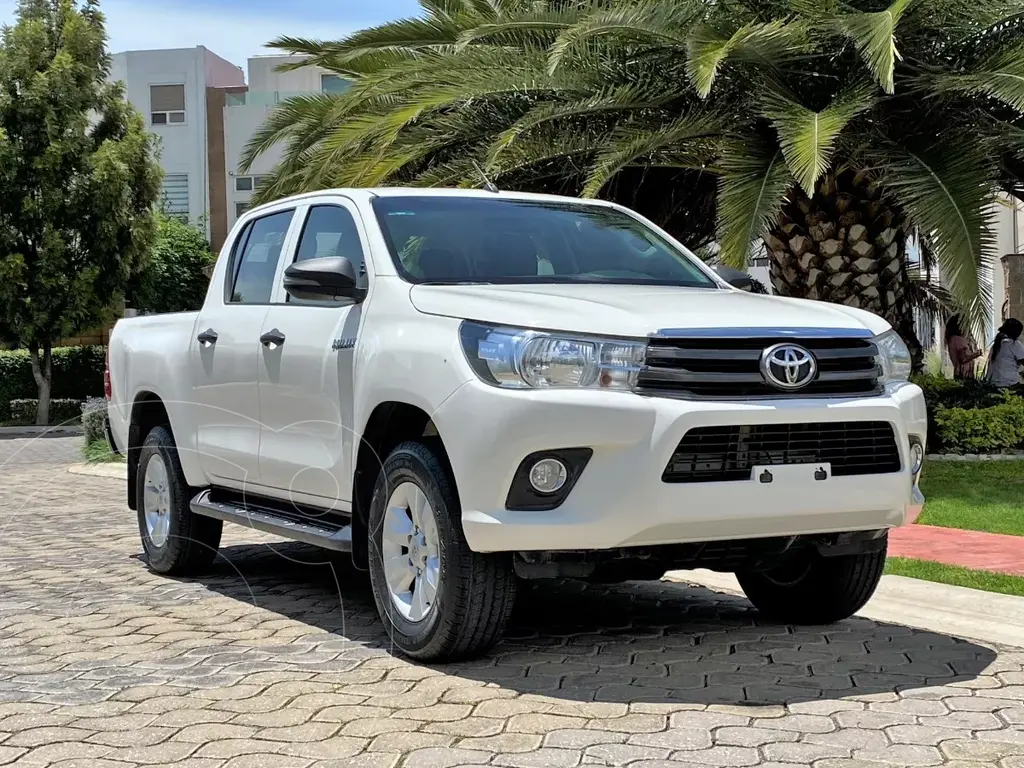 Toyota Hilux Cabina Doble SR usado (2020) color Blanco precio $418,000