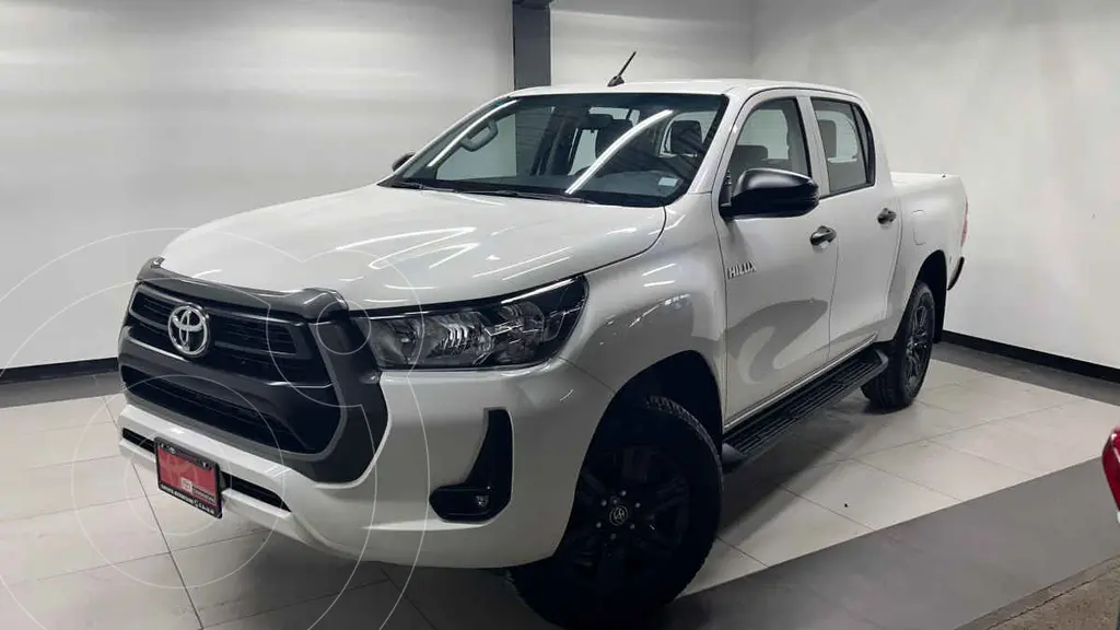 foto Toyota Hilux Cabina Doble SR usado (2025) color Blanco precio $550,000