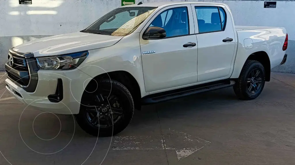 foto Toyota Hilux Cabina Doble SR usado (2025) color Blanco precio $560,025