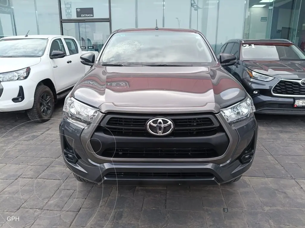 foto Toyota Hilux Cabina Doble SR usado (2024) color Gris precio $543,000