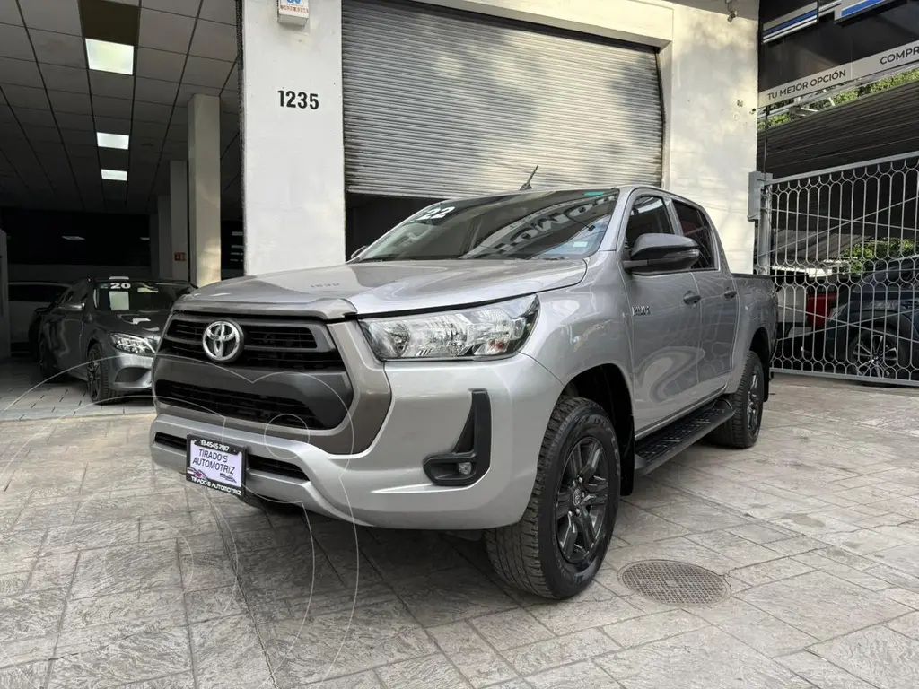 Toyota Hilux Cabina Doble SR usado (2022) color Plata precio $429,000