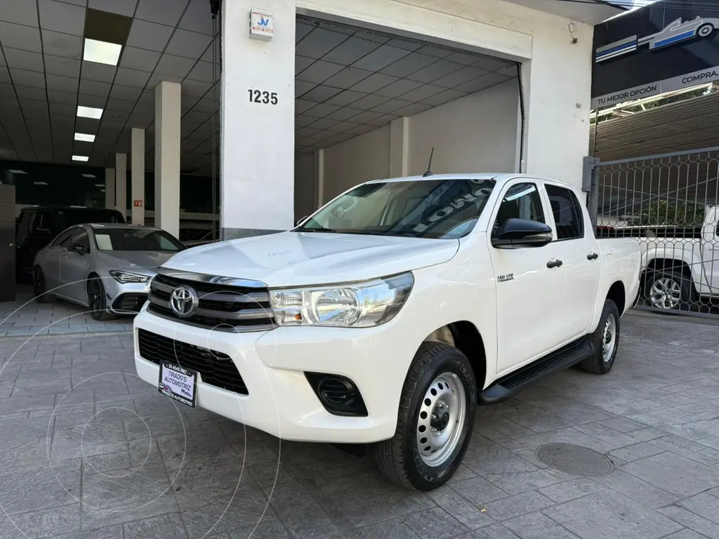 Toyota Hilux Cabina Doble Base usado (2018) color Blanco precio $324,900