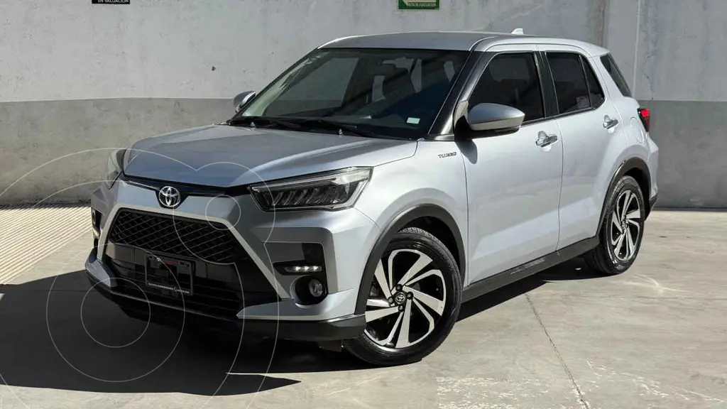 foto Toyota Raize XLE Aut usado (2023) color Plata precio $349,000