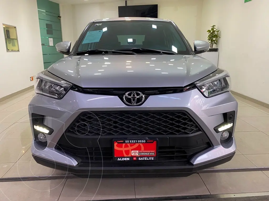 foto Toyota Raize XLE Aut usado (2024) color Plata precio $394,000