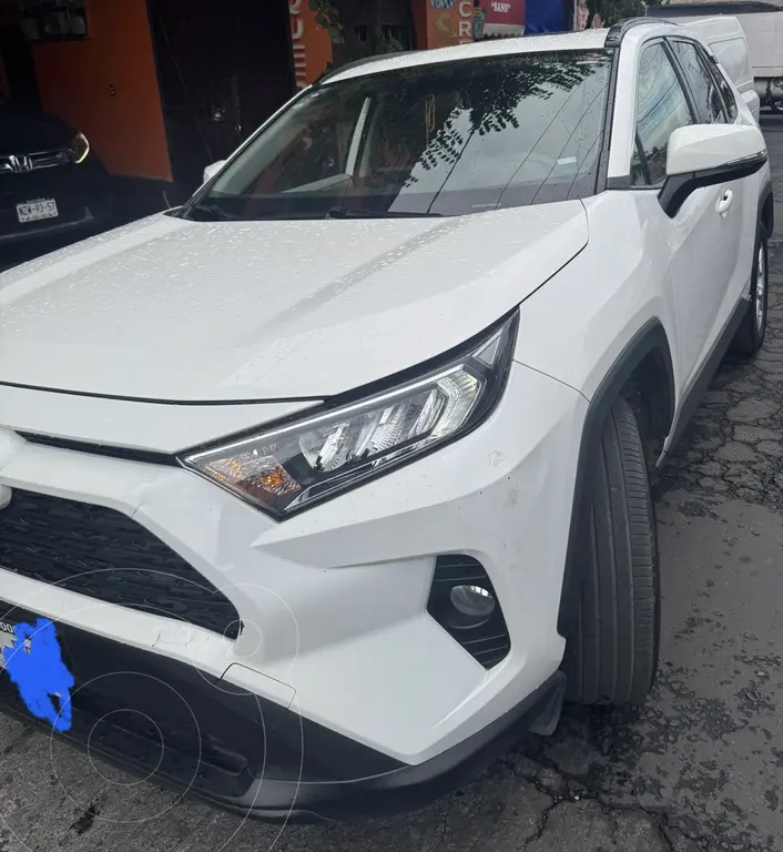 Toyota RAV4 XLE usado (2020) color Blanco precio $448,000