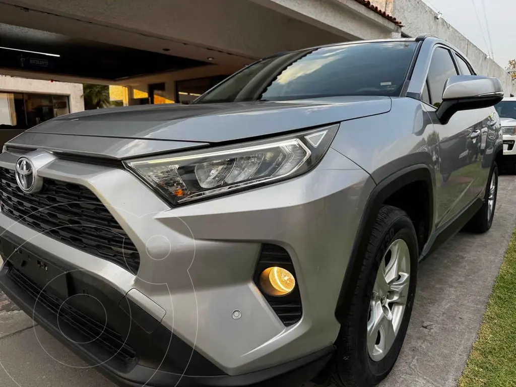 foto Toyota RAV4 XLE usado (2019) color Plata precio $415,000