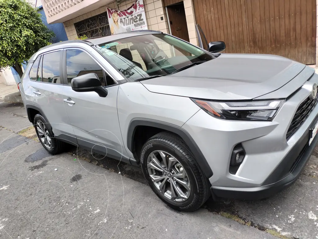 Toyota RAV4 XLE usado (2022) color Plata precio 585,000