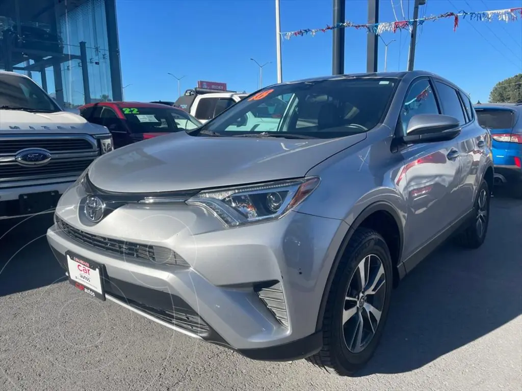 foto Toyota RAV4 XLE usado (2018) color Plata precio $310,000