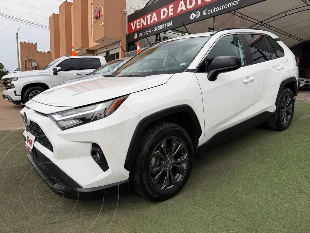 foto Toyota RAV4 XLE usado (2023) color Blanco precio $529,999