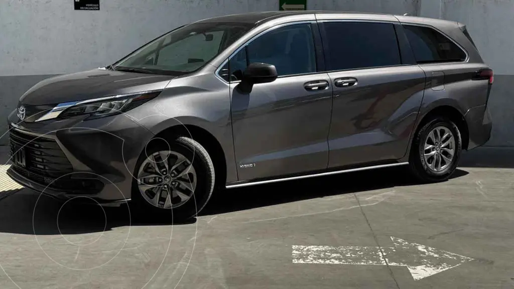 foto Toyota Sienna HEV LE usado (2021) color Gris precio $649,000