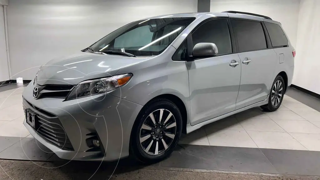foto Toyota Sienna XLE 3.5L usado (2019) color Plata precio $460,000