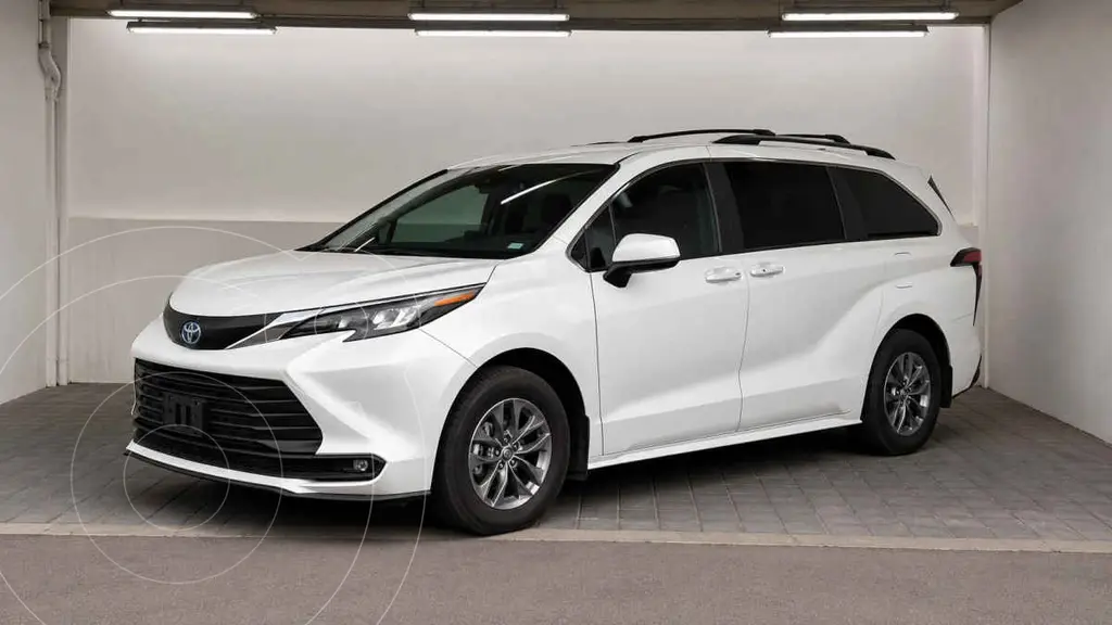 Toyota Sienna XLE 2025