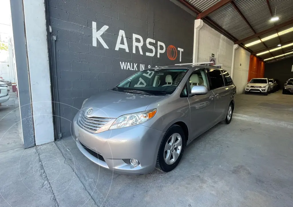 foto Toyota Sienna CE 3.5L usado (2013) color plateado precio $219,900