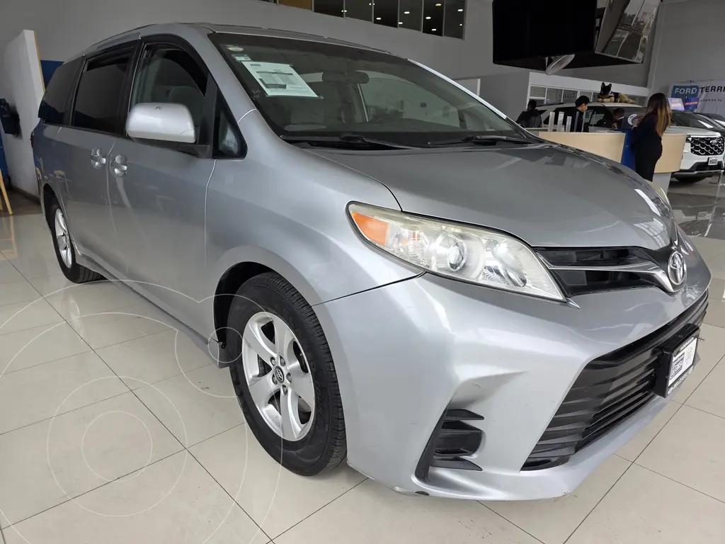 foto Toyota Sienna LE 3.5L usado (2019) color Plata precio $370,000