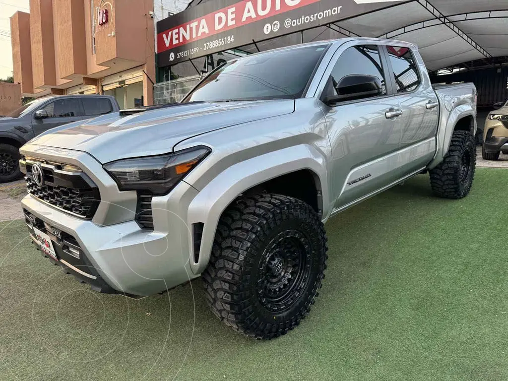 foto Toyota Tacoma SR 4x4 usado (2024) color Plata precio $889,999