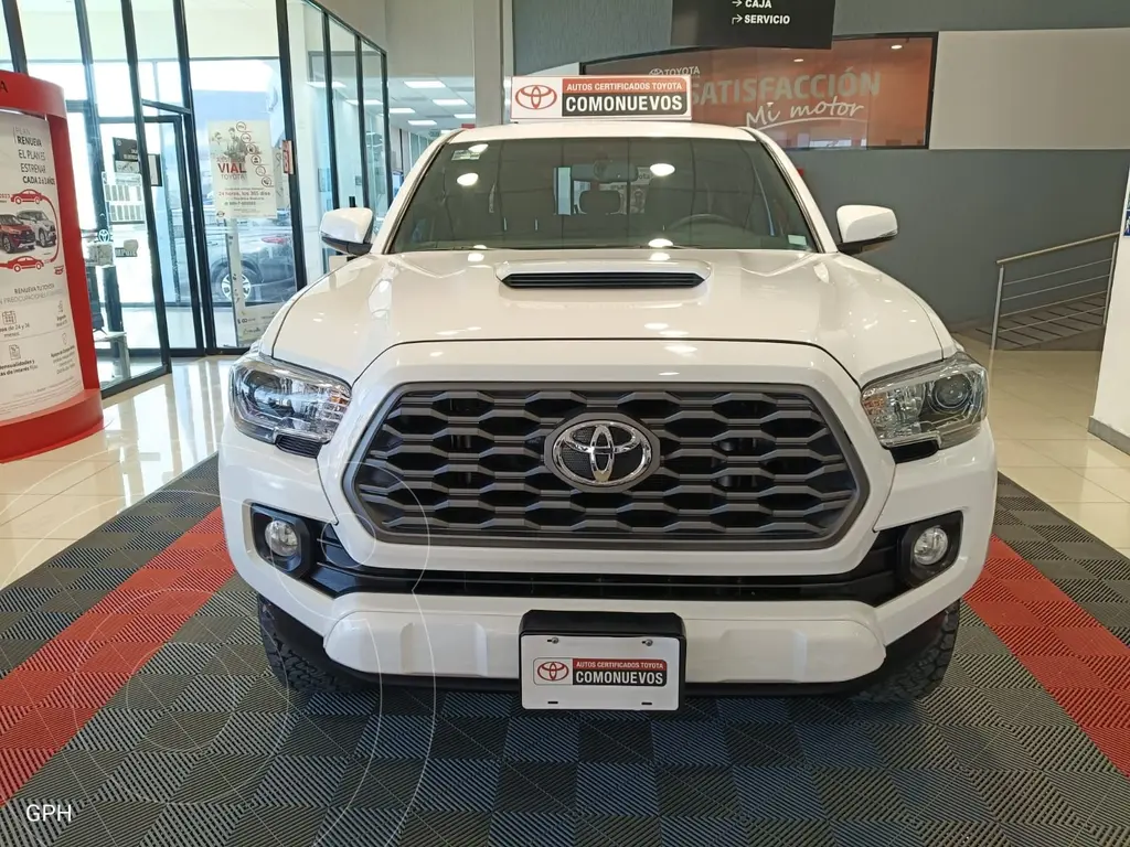 foto Toyota Tacoma Sport 4x2 usado (2023) color Blanco precio $715,000