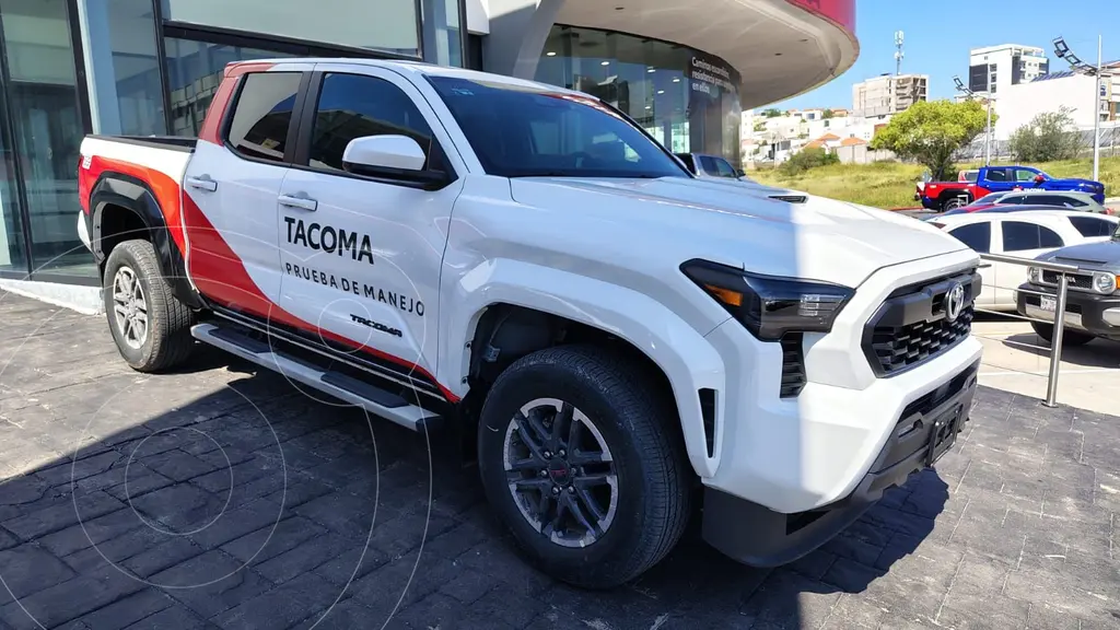 foto Toyota Tacoma TRD Sport 4x2 usado (2025) color Blanco precio $900,000