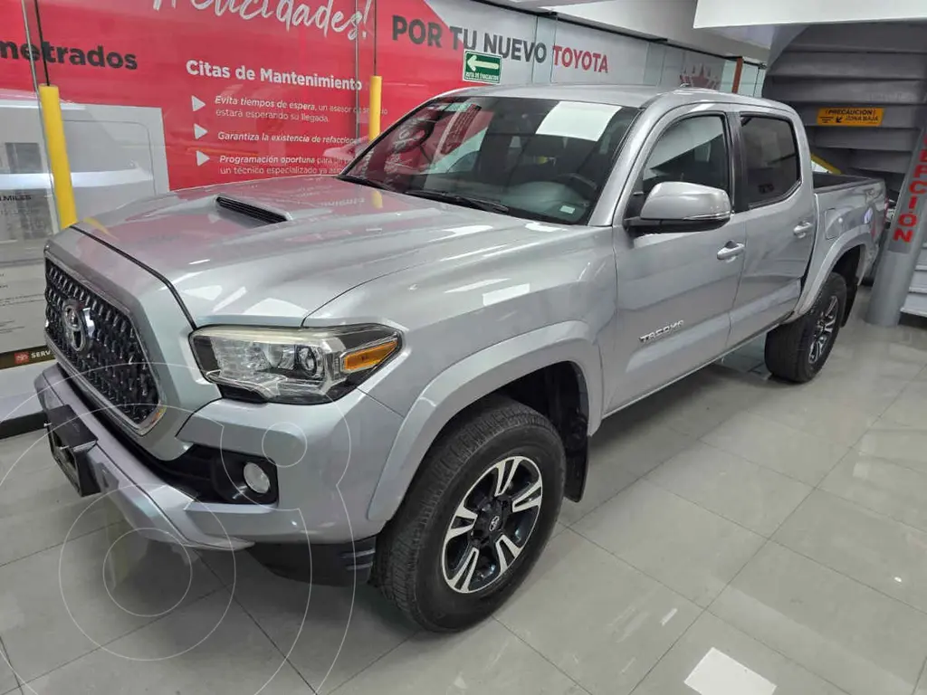 foto Toyota Tacoma TRD Sport 4x2 usado (2025) color Plata precio $835,000