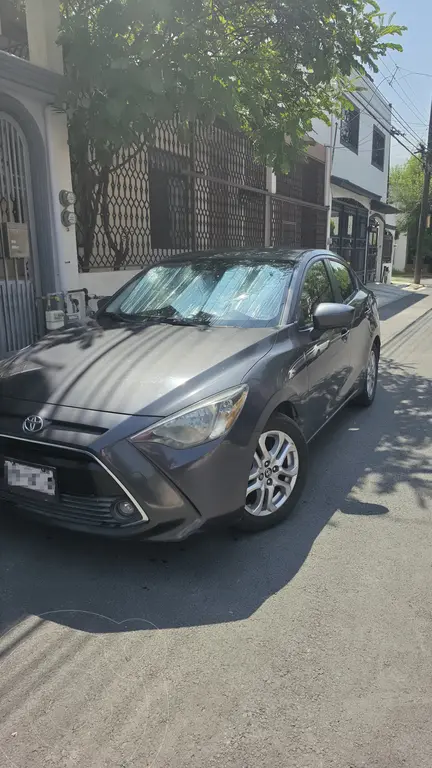Toyota Yaris R XLE Aut 2016
