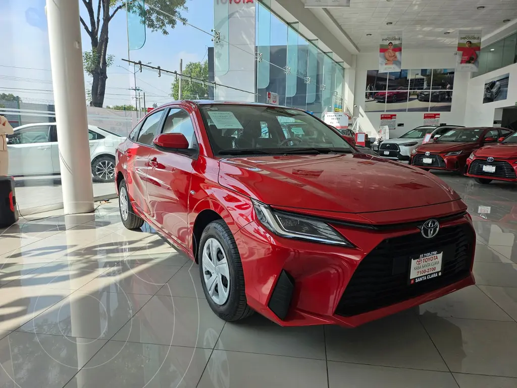 foto Toyota Yaris Sedán Base Aut nuevo color Rojo Metalizado precio $331,100