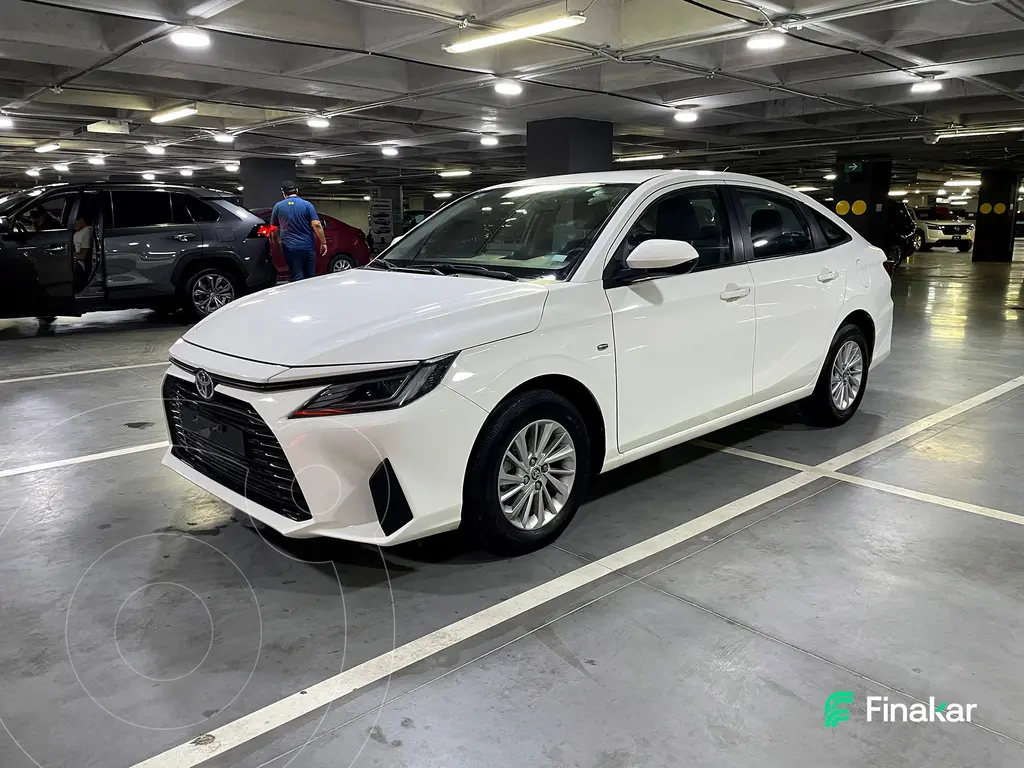 foto Toyota Yaris Sedán Base Aut usado (2023) color Blanco precio $308,000