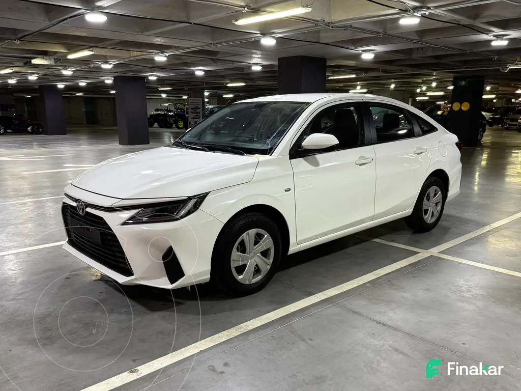 foto Toyota Yaris Sedán Base Aut usado (2023) color Blanco precio $293,000