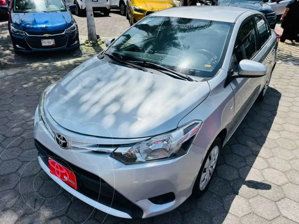 Toyota Yaris Sedán Core Aut 2017