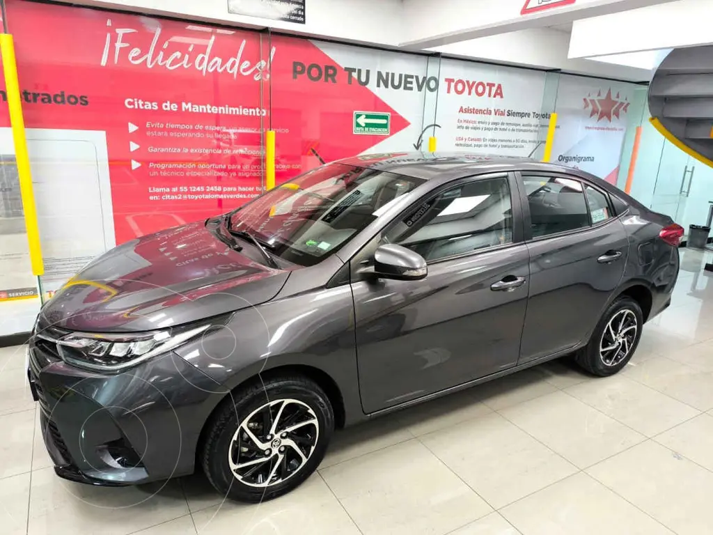 foto Toyota Yaris Sedán S Aut usado (2022) color Gris precio $285,000