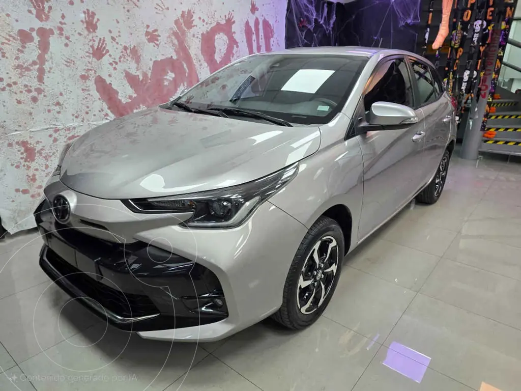 foto Toyota Yaris Sedán S Aut usado (2023) color Plata precio $321,000